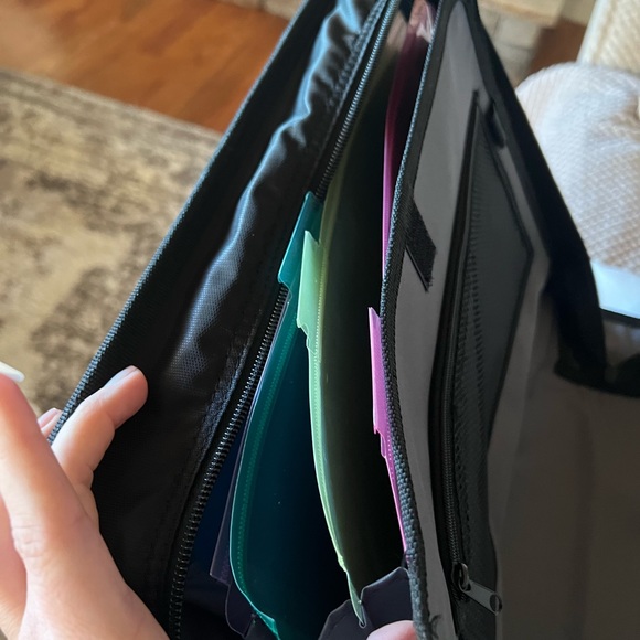 Binder that zips. Built in dividers. Tons of storage. Carrying handle. 3 ring. - Picture 5 of 9
